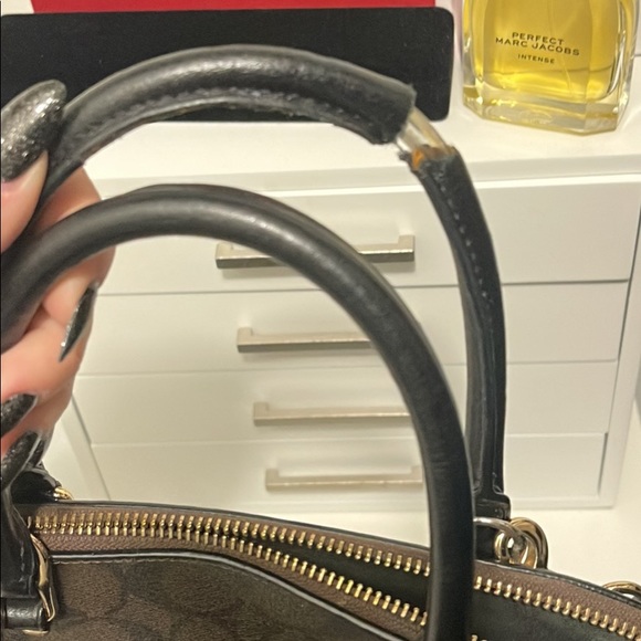 Coach bag the one handle has wear on it not sure if it can be fixed - Picture 4 of 4